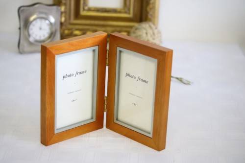 **RS17** Stylish hand made solid wooden double-photo freestanding frame in beautiful condition