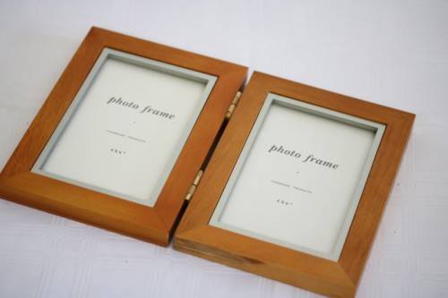 **RS17** Stylish hand made solid wooden double-photo freestanding frame in beautiful condition