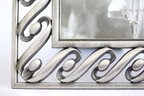 **RS17** Two beautifully ornate metal free-standing photo frames - perfect for family pics