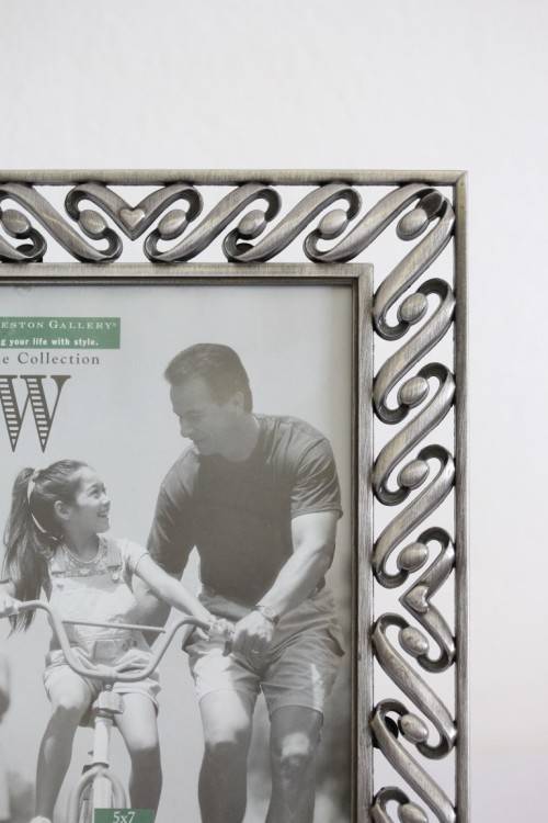 **RS17** Two beautifully ornate metal free-standing photo frames - perfect for family pics