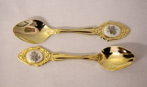 A superb boxed set of 12x Eetrite 24K gold plated (on stainless steel) teaspoons w/ blue rose decals