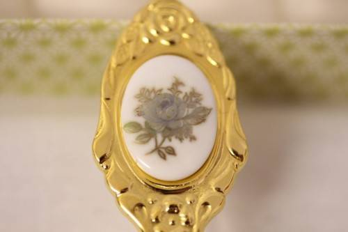 A superb boxed set of 12x Eetrite 24K gold plated (on stainless steel) teaspoons w/ blue rose decals