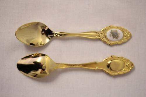 A superb boxed set of 12x Eetrite 24K gold plated (on stainless steel) teaspoons w/ blue rose decals