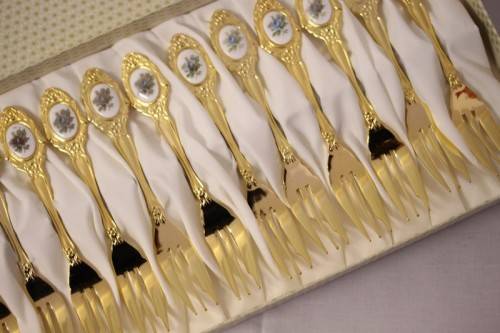 Awesome boxed set of 12x Eetrite 24K gold plated (on stainless steel) cake forks w/ blue rose decals