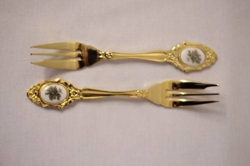 Awesome boxed set of 12x Eetrite 24K gold plated (on stainless steel) cake forks w/ blue rose decals