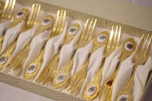 Awesome boxed set of 12x Eetrite 24K gold plated (on stainless steel) cake forks w/ blue rose decals