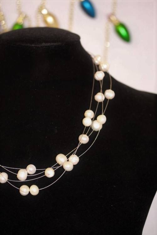 A stunning genuine cultured pearl ladies choker necklace set on wire strands in beautiful condition