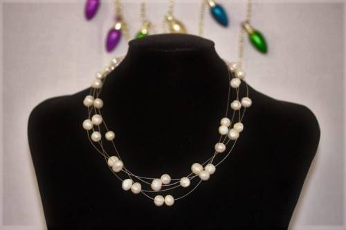 A stunning genuine cultured pearl ladies choker necklace set on wire strands in beautiful condition