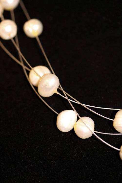 A stunning genuine cultured pearl ladies choker necklace set on wire strands in beautiful condition