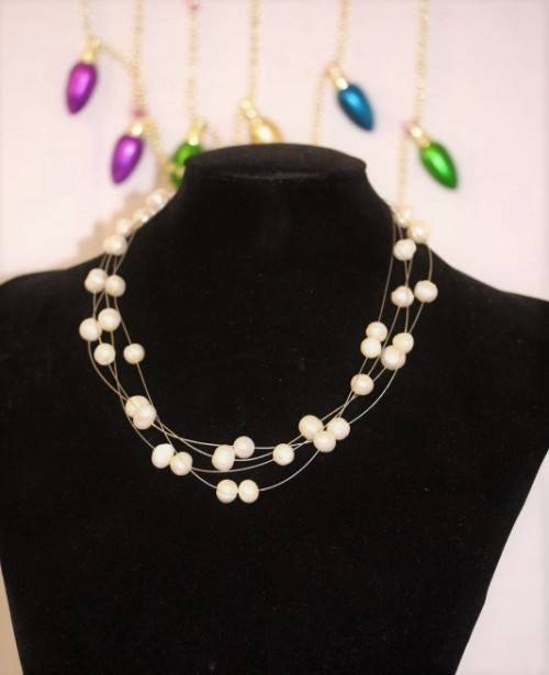 A stunning genuine cultured pearl ladies choker necklace set on wire strands in beautiful condition