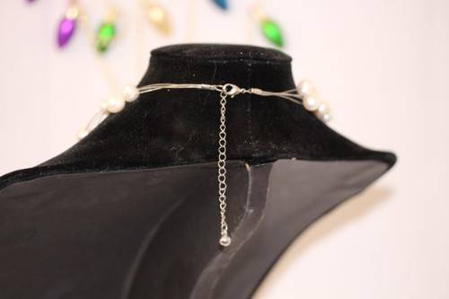 A stunning genuine cultured pearl ladies choker necklace set on wire strands in beautiful condition