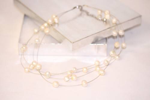 A stunning genuine cultured pearl ladies choker necklace set on wire strands in beautiful condition