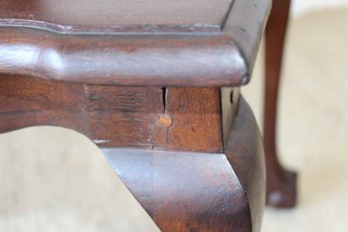 **RS17_Clearance** A lovely vintage scalloped edge Imbuia ball & claw centre coffee table