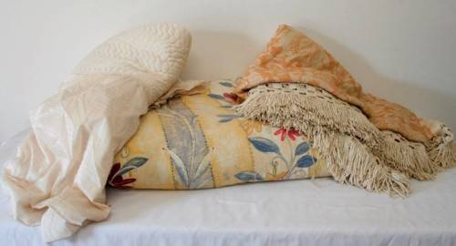 A lovely job lot of 3 blankets incl. a duvet, heavy blanket, eiederdown in good condition. RS17Sale