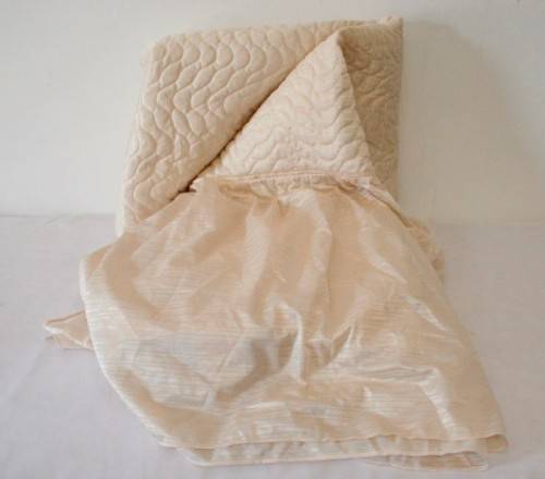 A lovely job lot of 3 blankets incl. a duvet, heavy blanket, eiederdown in good condition. RS17Sale