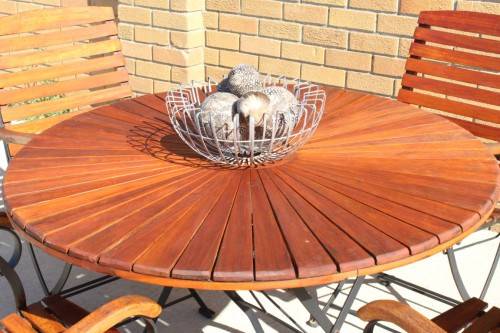 A great quality 4-seater wood & wrought iron patio set with 4x folding chairs and a folding table!!