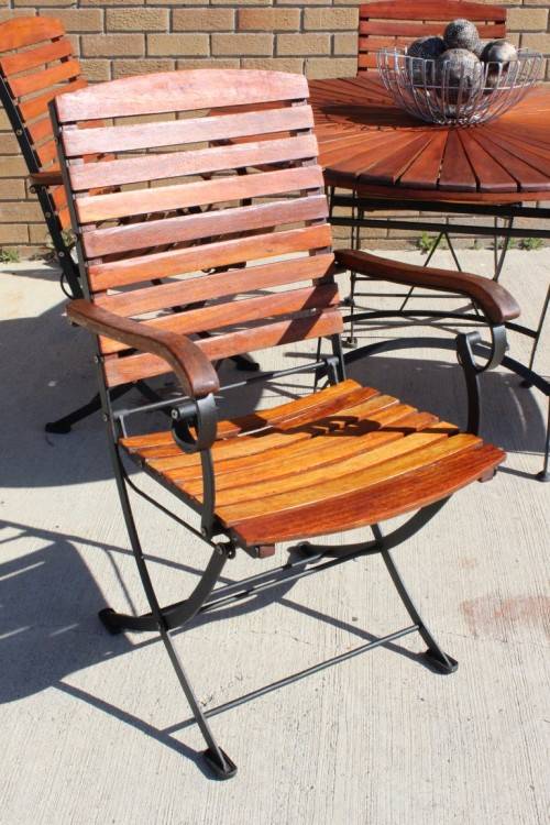 A great quality 4-seater wood & wrought iron patio set with 4x folding chairs and a folding table!!