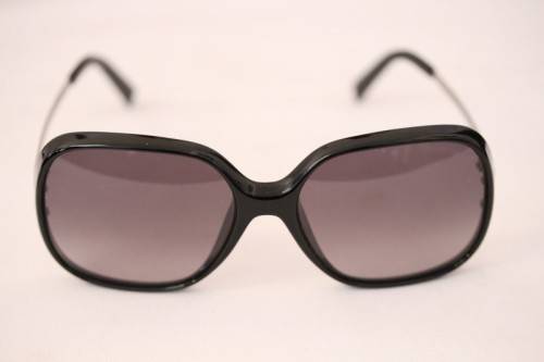 **RS17** A stylish original Fendi ladies black and silver sunglasses in its original hard case