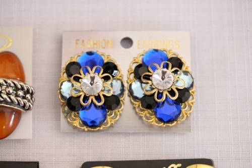 **RS17** Collection of 6x pairs of assorted ladies clip-on earring sets incl diamante, stone & more