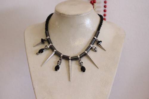 **RS17** An awesome & unusual skull necklace w/ black stones & diamante & a "skull" bracelet