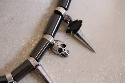 **RS17** An awesome & unusual skull necklace w/ black stones & diamante & a "skull" bracelet