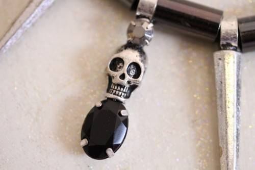 **RS17** An awesome & unusual skull necklace w/ black stones & diamante & a "skull" bracelet