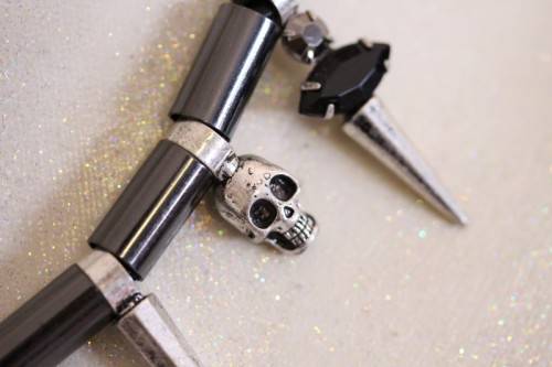 **RS17** An awesome & unusual skull necklace w/ black stones & diamante & a "skull" bracelet