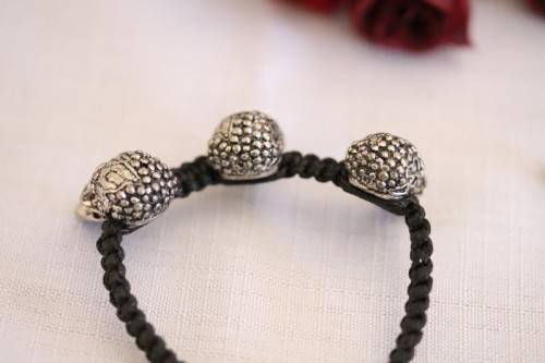 **RS17** An awesome & unusual skull necklace w/ black stones & diamante & a "skull" bracelet
