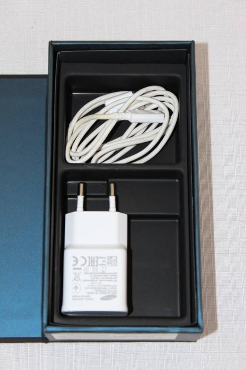 **RS17** Samsung Galaxy S7 Edge w/ cover in the original box w/ charger - great working condition!!