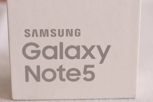 A white Samsung Galaxy Note 5 - in the original box with charger - great working condition!!