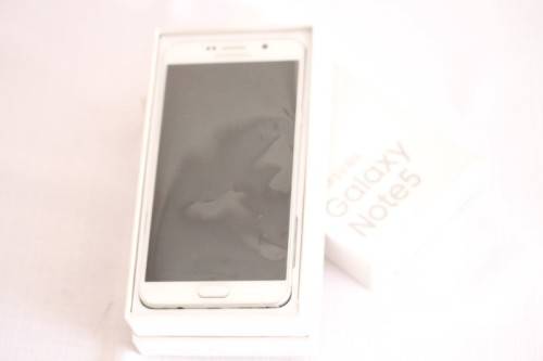 A white Samsung Galaxy Note 5 - in the original box with charger - great working condition!!