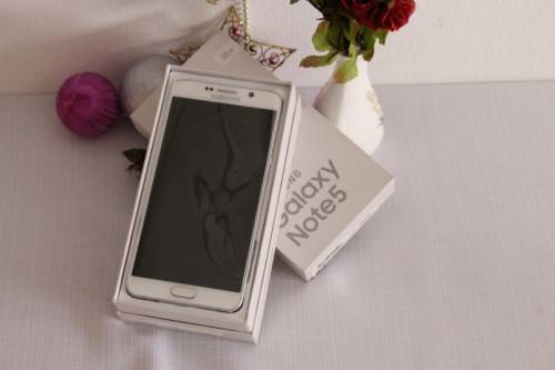 A white Samsung Galaxy Note 5 - in the original box with charger - great working condition!!