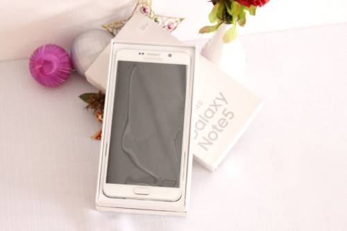 A white Samsung Galaxy Note 5 - in the original box with charger - great working condition!!
