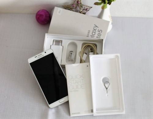 A white Samsung Galaxy Note 5 - in the original box with charger - great working condition!!