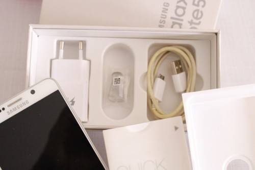 A white Samsung Galaxy Note 5 - in the original box with charger - great working condition!!
