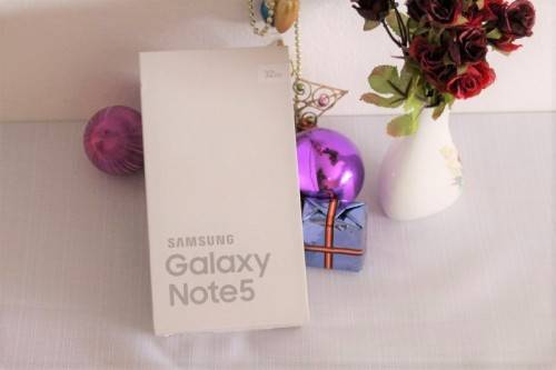 A white Samsung Galaxy Note 5 - in the original box with charger - great working condition!!