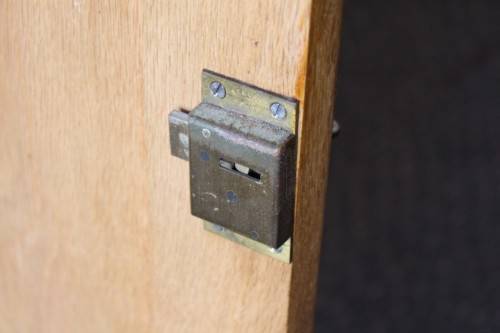 A lovely Oak single-door corner cabinet with shelves on the inside. Perfect for smaller spaces!!