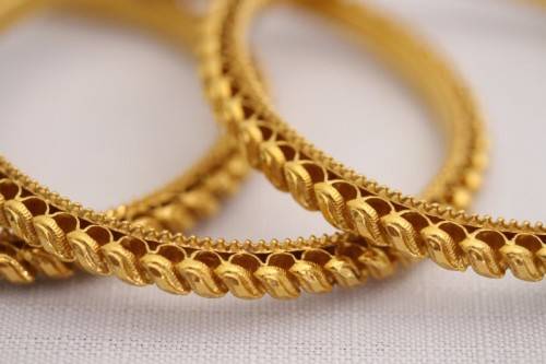 A magnificent solid 22ct gold ladies bangle w/ intricate detailing in awesome condition price/bangle