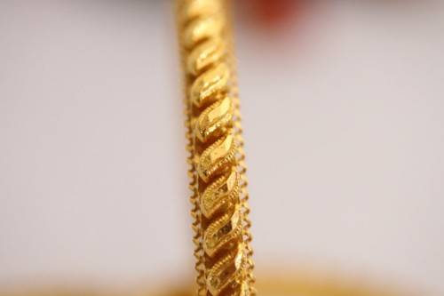A magnificent solid 22ct gold ladies bangle w/ intricate detailing in awesome condition price/bangle
