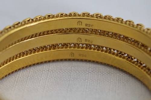 A magnificent solid 22ct gold ladies bangle w/ intricate detailing in awesome condition price/bangle