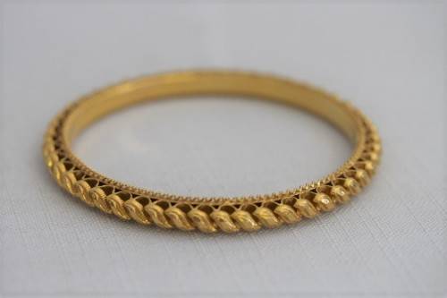 A magnificent solid 22ct gold ladies bangle w/ intricate detailing in awesome condition price/bangle