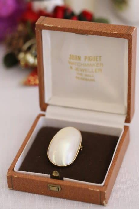 A magnificent 9ct yellow gold pendant brooch with an XL genuine Mabe pearl in superb condition