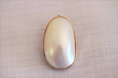 A magnificent 9ct yellow gold pendant brooch with an XL genuine Mabe pearl in superb condition
