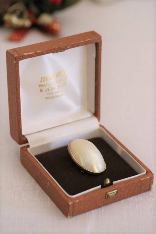 A magnificent 9ct yellow gold pendant brooch with an XL genuine Mabe pearl in superb condition