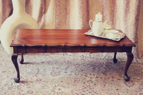 A lovely vintage Queen Anne styled center coffee table in great condition.