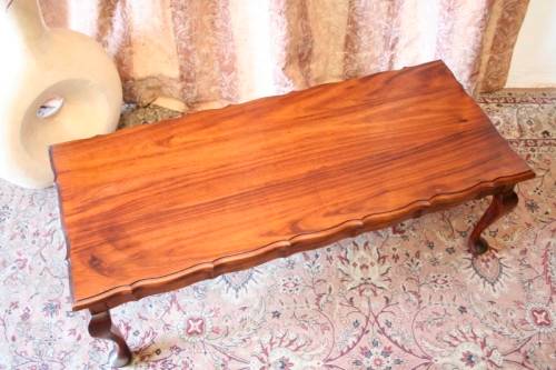 A lovely vintage Queen Anne styled center coffee table in great condition.