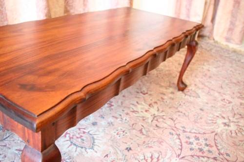 A lovely vintage Queen Anne styled center coffee table in great condition.