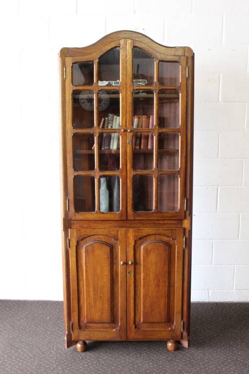 A STUNNING and beautifully made corner display unit cabinet with ample shelves and space!