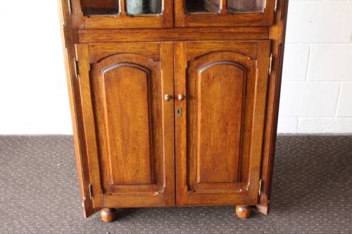 A STUNNING and beautifully made corner display unit cabinet with ample shelves and space!