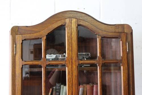 A STUNNING and beautifully made corner display unit cabinet with ample shelves and space!